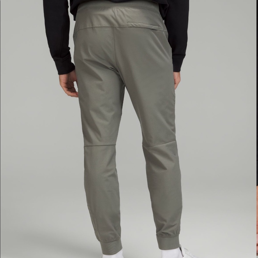 Lululemon ABC Jogger short 28” inseam gray/green.